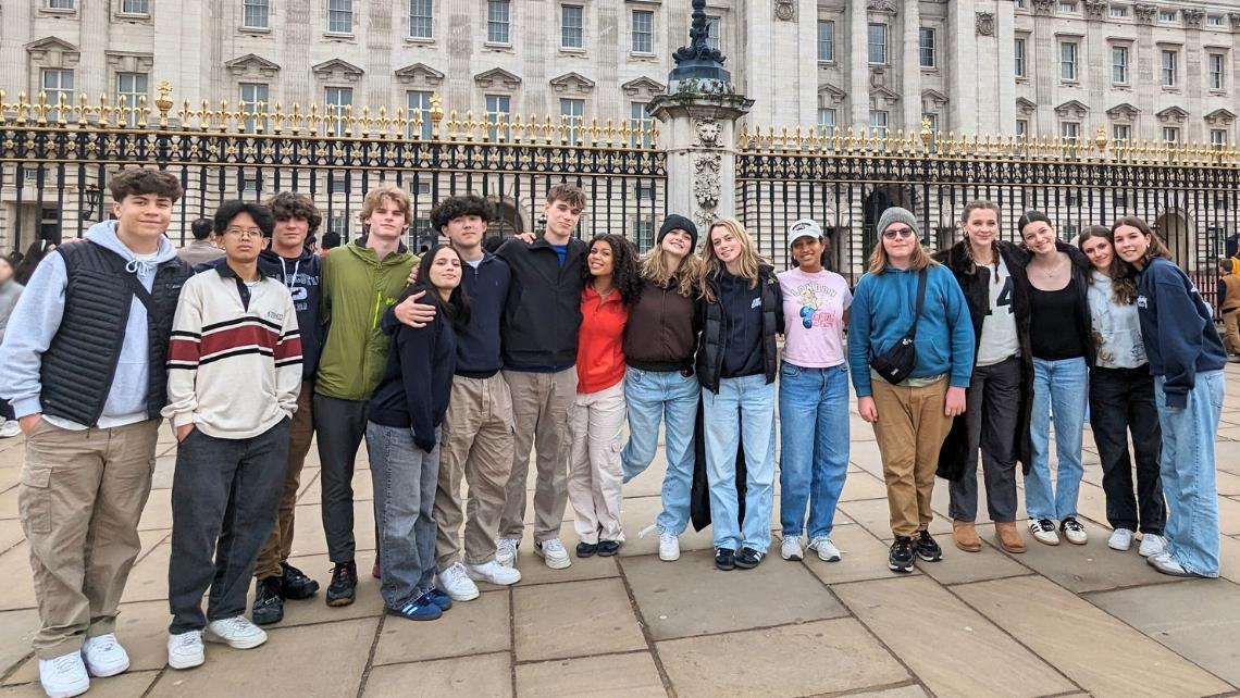 Image of students in front of Buckingham Palace