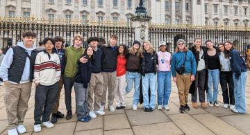 Image of students in front of Buckingham Palace
